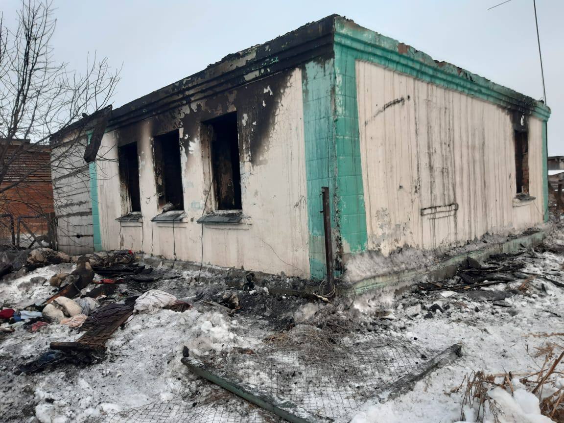 Ребенок и двое взрослых погибли при пожаре в Новосибирской области Ребенок и двое взрослых погибли при пожаре в Новосибирской области