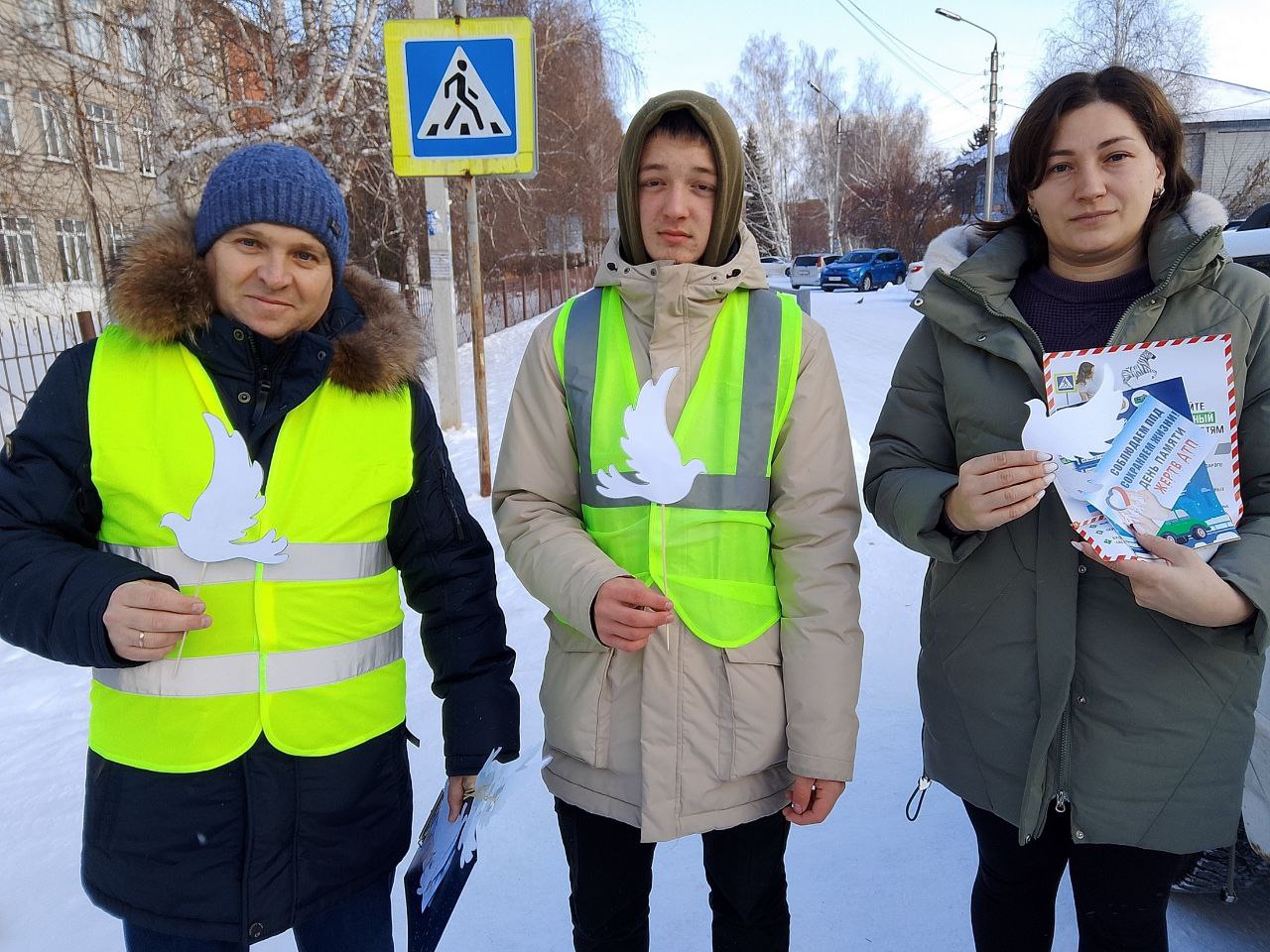 Сотрудники Госавтоинспекции и ЮИДовцы провели акцию «Голуби памяти», призванную напомнить участникам дорожного движения беречь самое ценное – жизнь! Сотрудники Госавтоинспекции и ЮИДовцы провели акцию «Голуби памяти», призванную напомнить участникам дорожного движения беречь самое ценное – жизнь!
