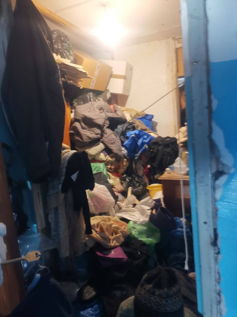 Под Новосибирском 78-летняя пенсионерка превратила квартиру в свалку Под Новосибирском 78-летняя пенсионерка превратила квартиру в свалку