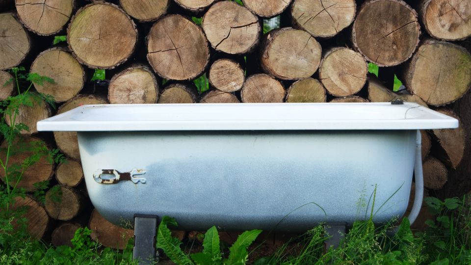 Не клумбу и не пруд: не поверите, что делают из старой ванны ушлые дачники