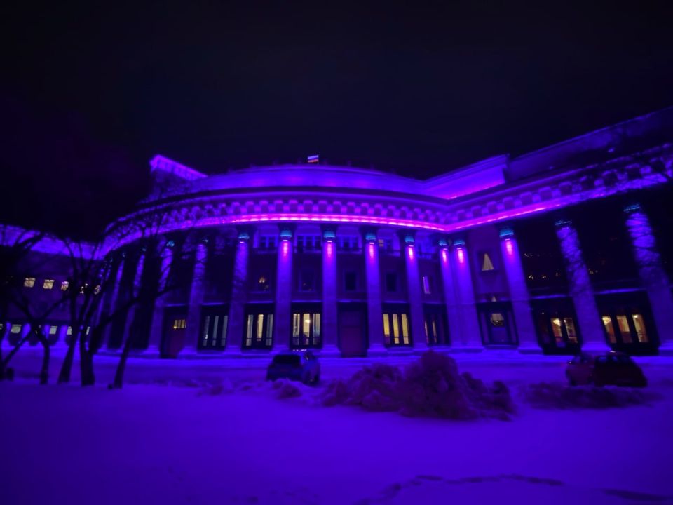 Оперный театр подсветили фиолетовым в День недоношенных детей