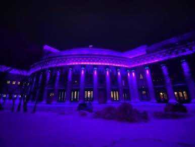 Оперный театр подсветили фиолетовым в День недоношенных детей