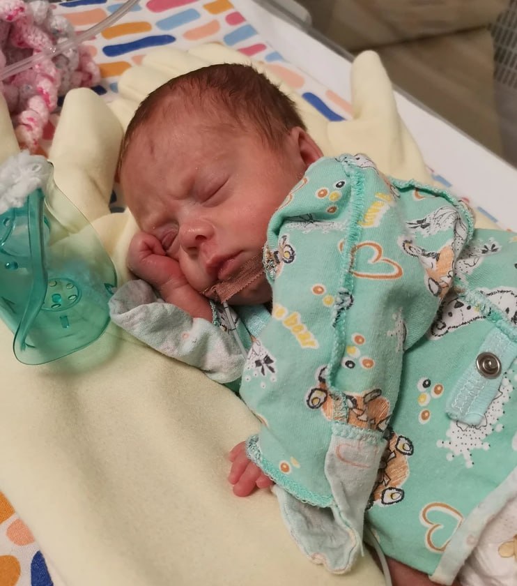 Врачи спасли девочку весом в 950 граммов, включая ей колыбельную от мамы и читая ей записки в реанимации Врачи спасли девочку весом в 950 граммов, включая ей колыбельную от мамы и читая ей записки в реанимации