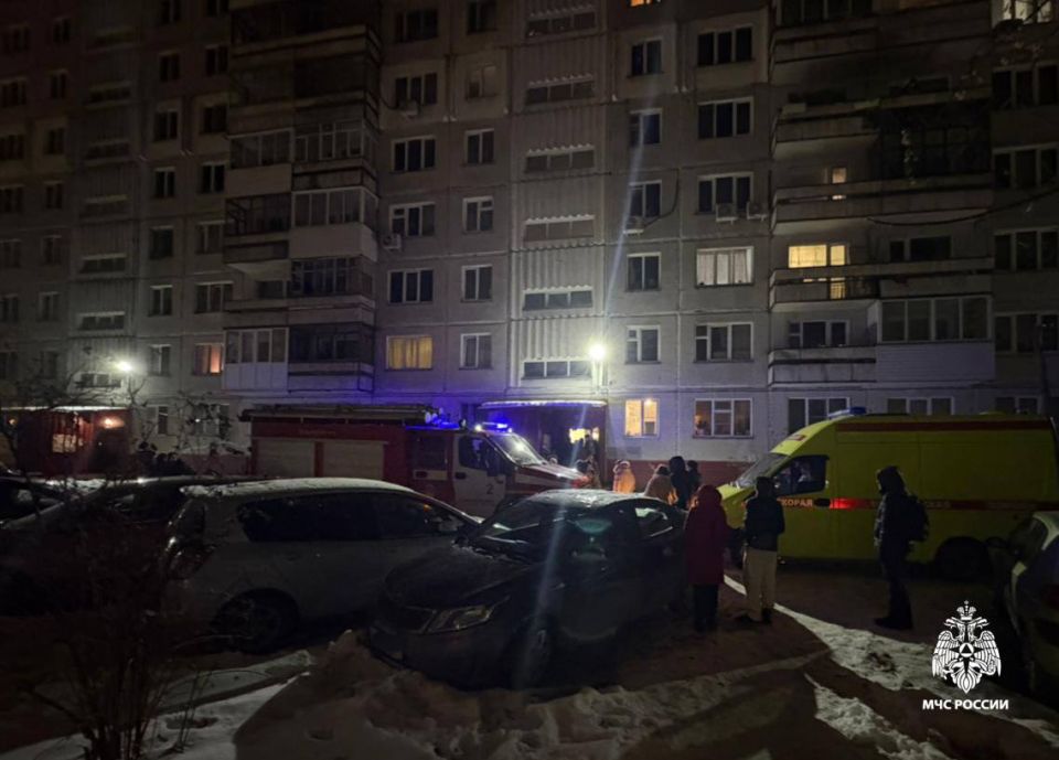 Трёх человек спасли сотрудники МЧС России при пожаре в многоэтажном доме