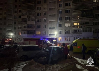 Трёх человек спасли сотрудники МЧС России при пожаре в многоэтажном доме