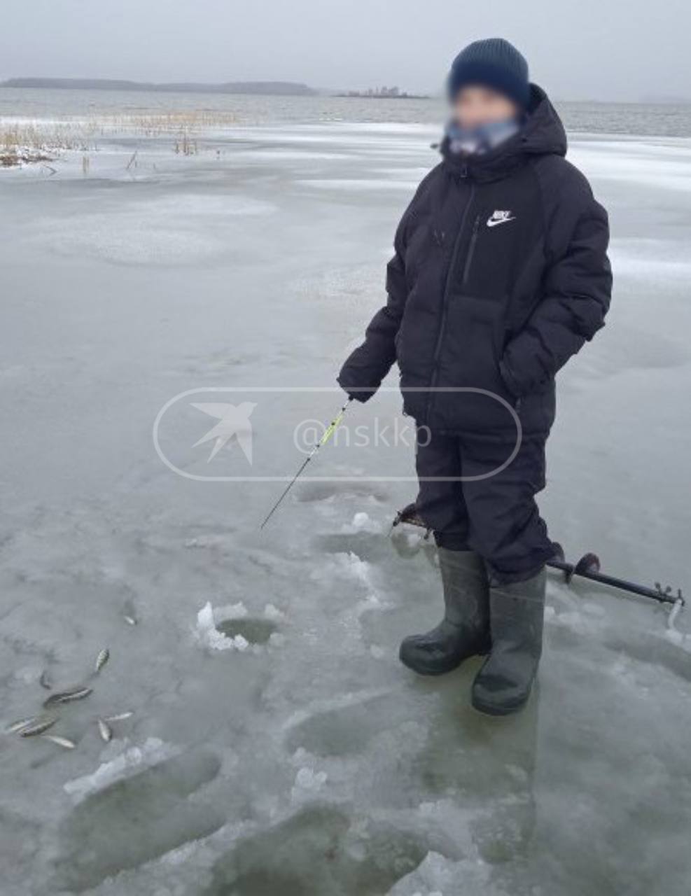 Новосибирцы затравили мужчину за рыбалку с ребенком на тонком льду