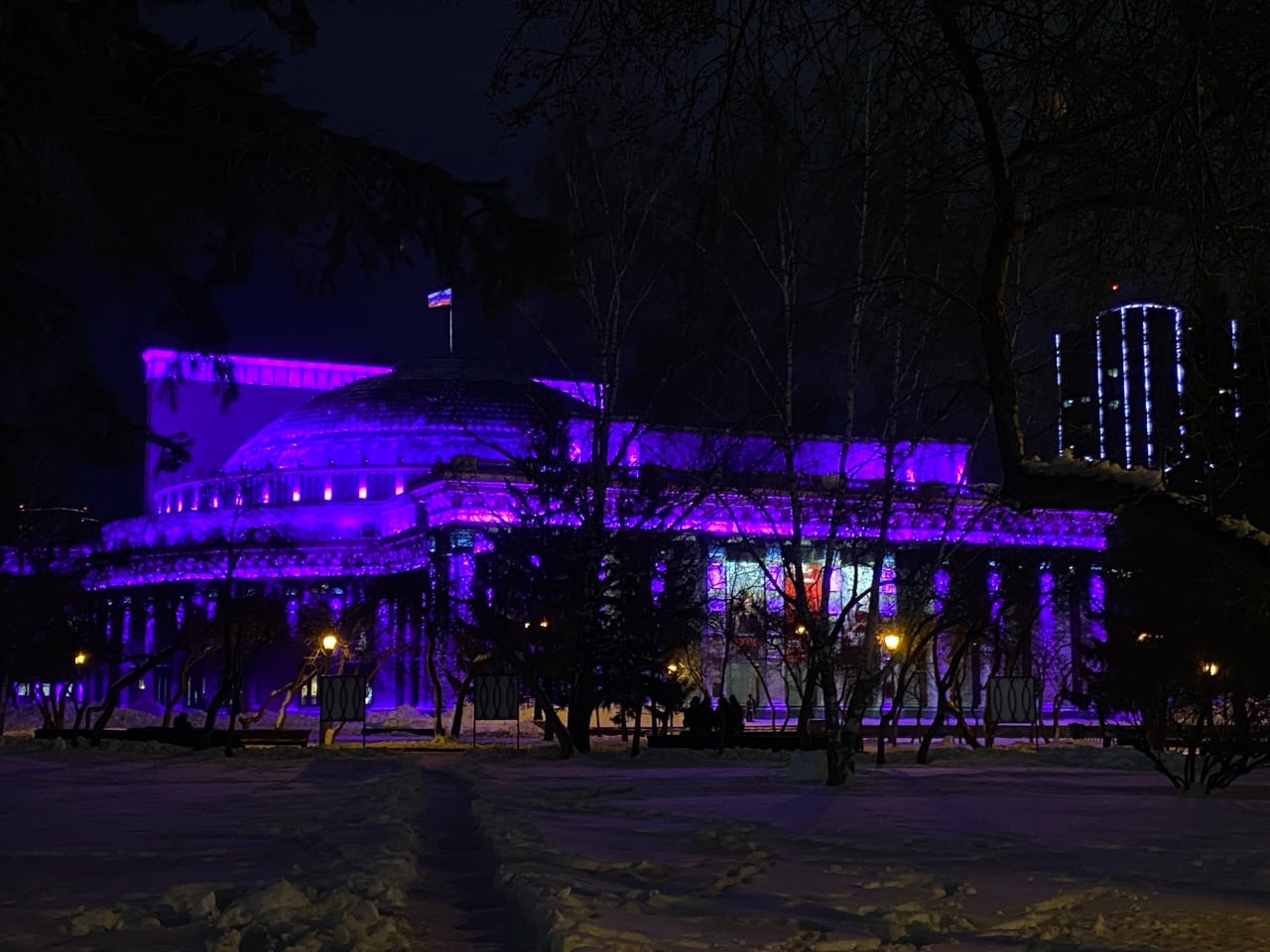 Оперный театр подсветили фиолетовым в День недоношенных детей Оперный театр подсветили фиолетовым в День недоношенных детей