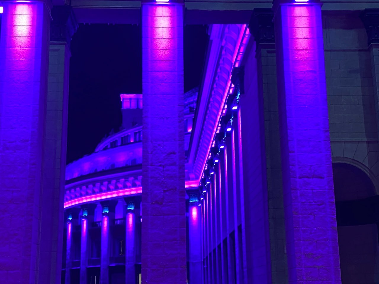 Оперный театр подсветили фиолетовым в День недоношенных детей Оперный театр подсветили фиолетовым в День недоношенных детей