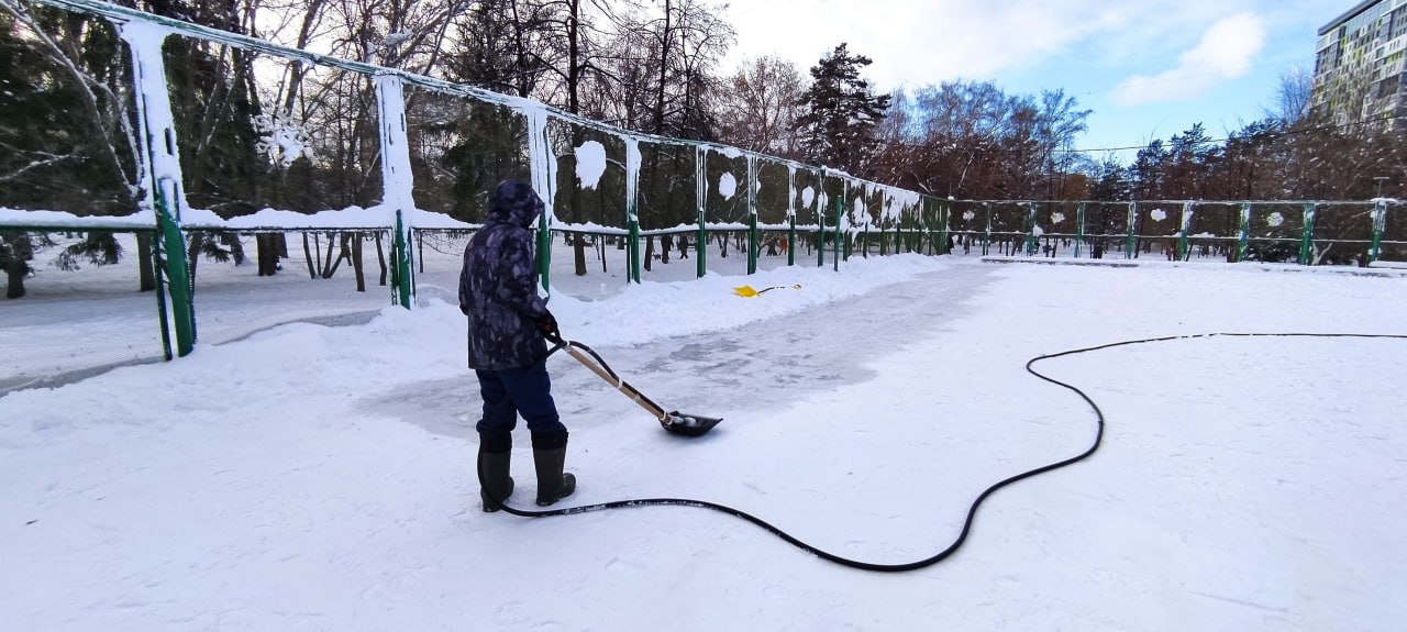 В учреждениях МАУ «Стадион» готовят площадки для зимних активностей В учреждениях МАУ «Стадион» готовят площадки для зимних активностей