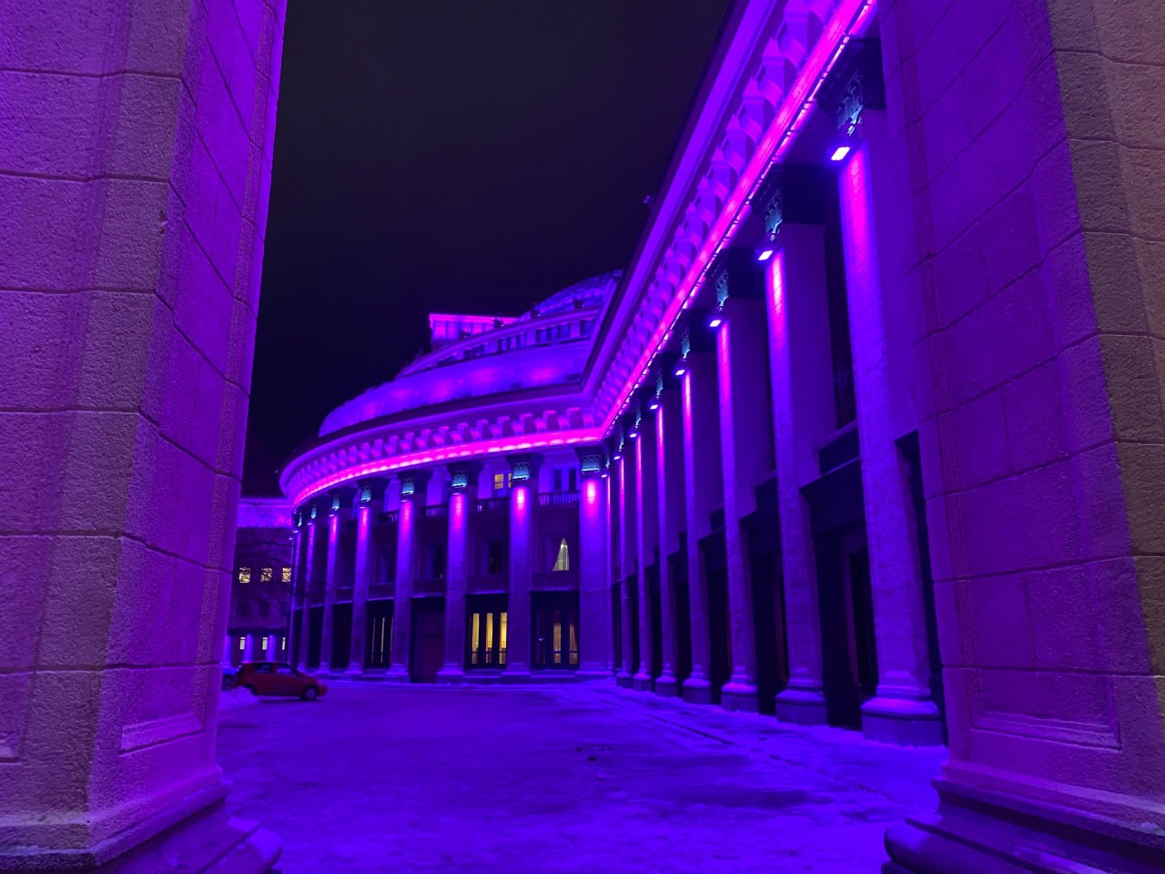 Оперный театр подсветили фиолетовым в День недоношенных детей Оперный театр подсветили фиолетовым в День недоношенных детей