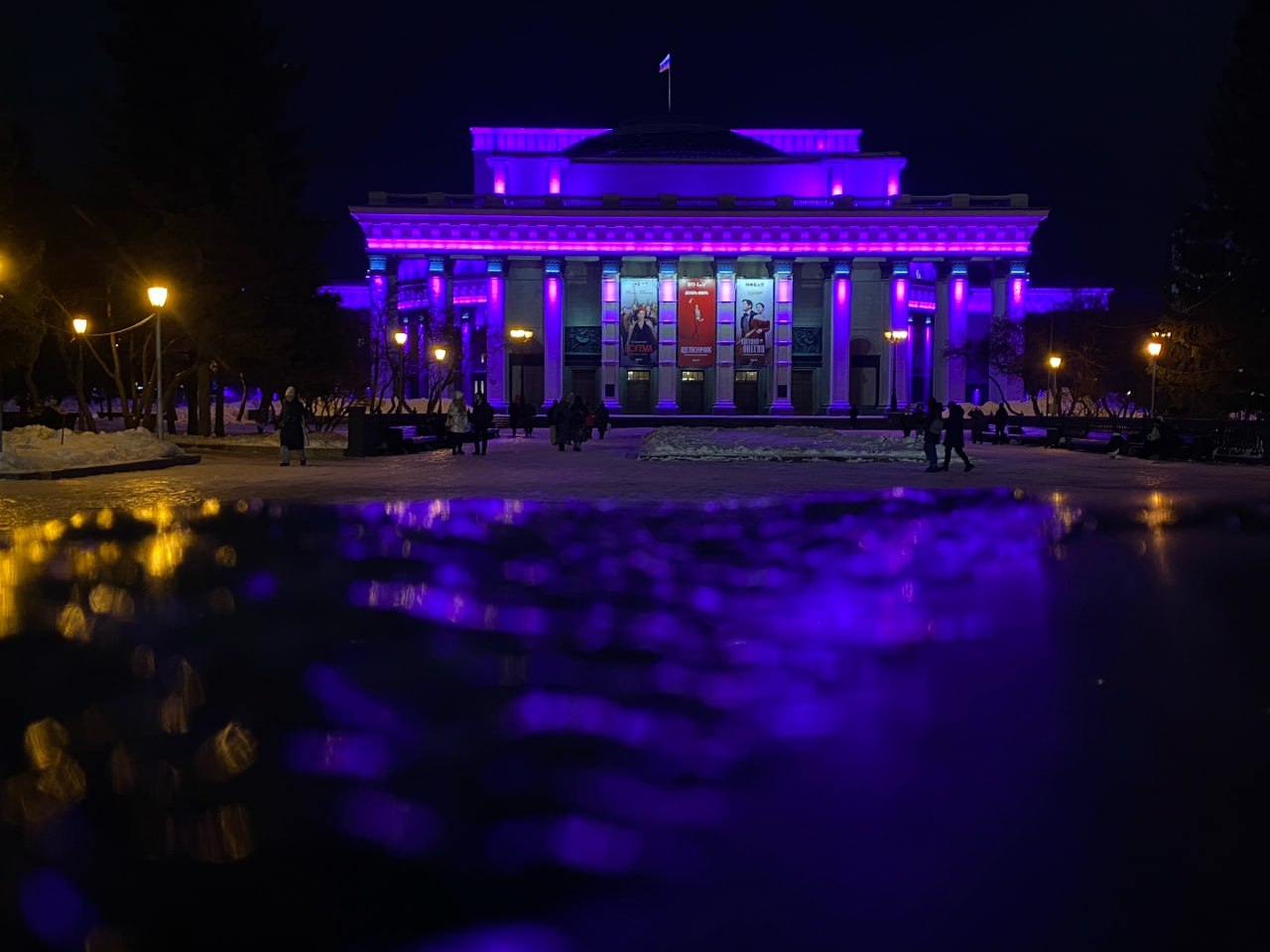 Оперный театр подсветили фиолетовым в День недоношенных детей Оперный театр подсветили фиолетовым в День недоношенных детей