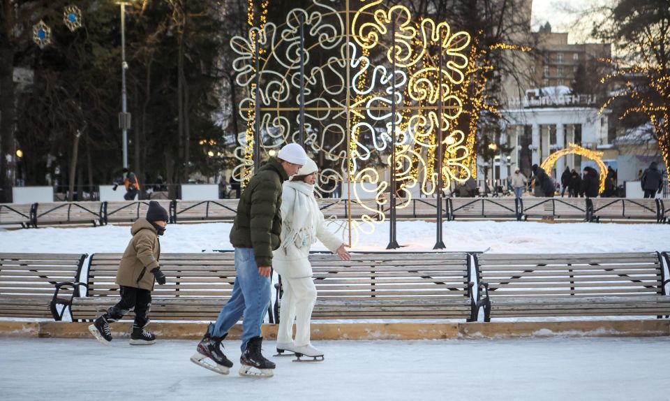 Главный каток Новосибирска начали монтировать в Центральном парке
