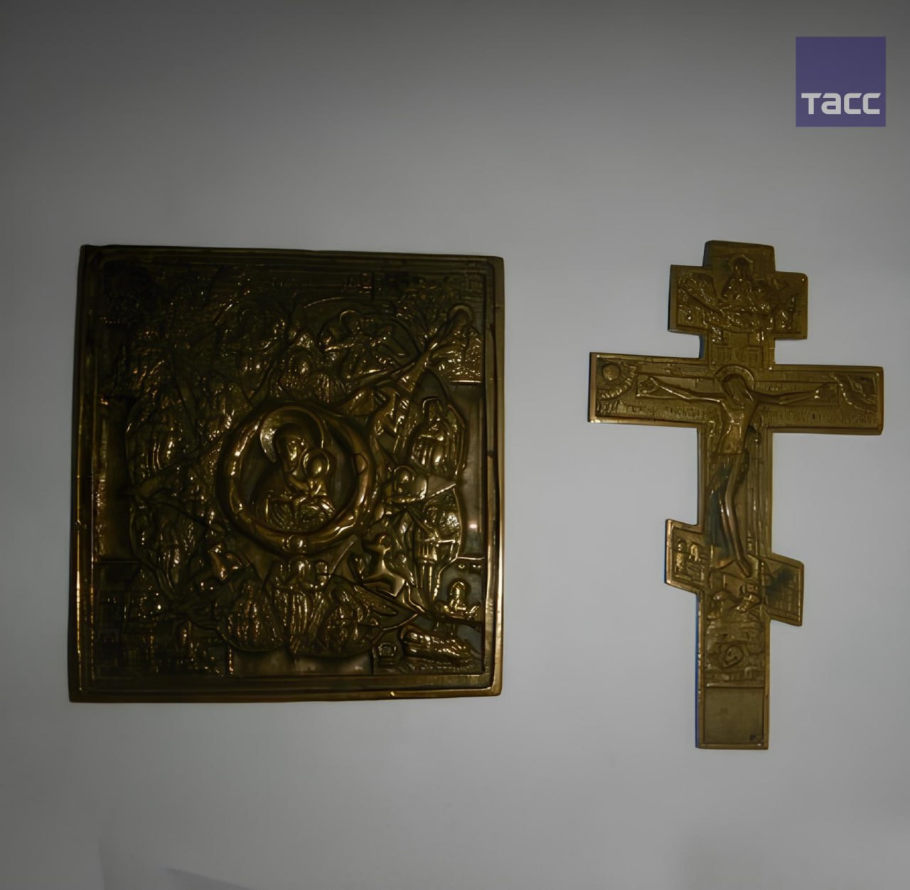 Старинную икону и киотный крест изъяли у пассажира в новосибирском аэропорту Толмачево, сообщили в Федеральной таможенной службе