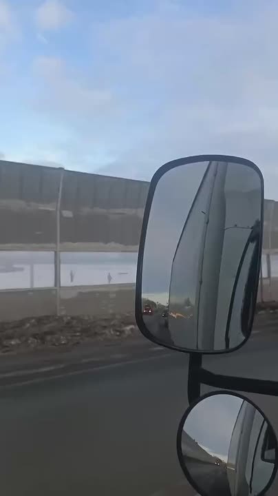 В Новосибирской области пассажирский автобус въехал в шумозащитный экран