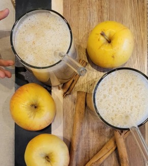 Смузи-шарлотка: вкусный веганский завтрак с яблоками и корицей