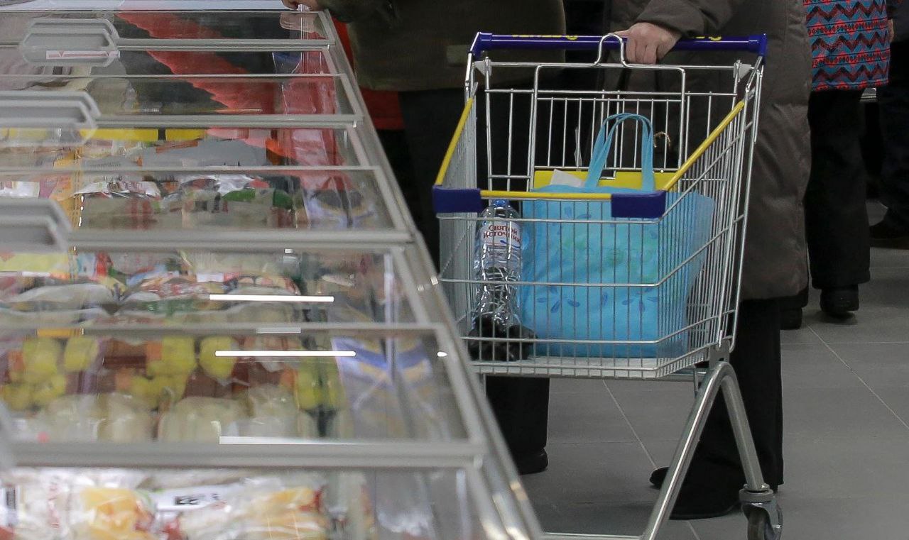 Минимальный набор продуктов обойдется новосибирцу в 7332 рубля