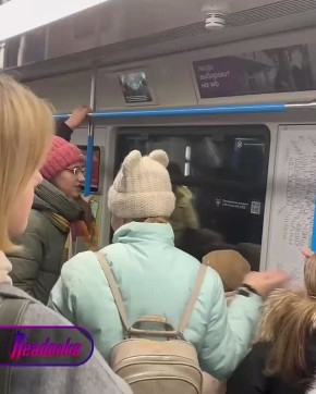 Ансамбль из Сибири устроил неожиданный концерт в московском метро — пассажиры оказались в восторге