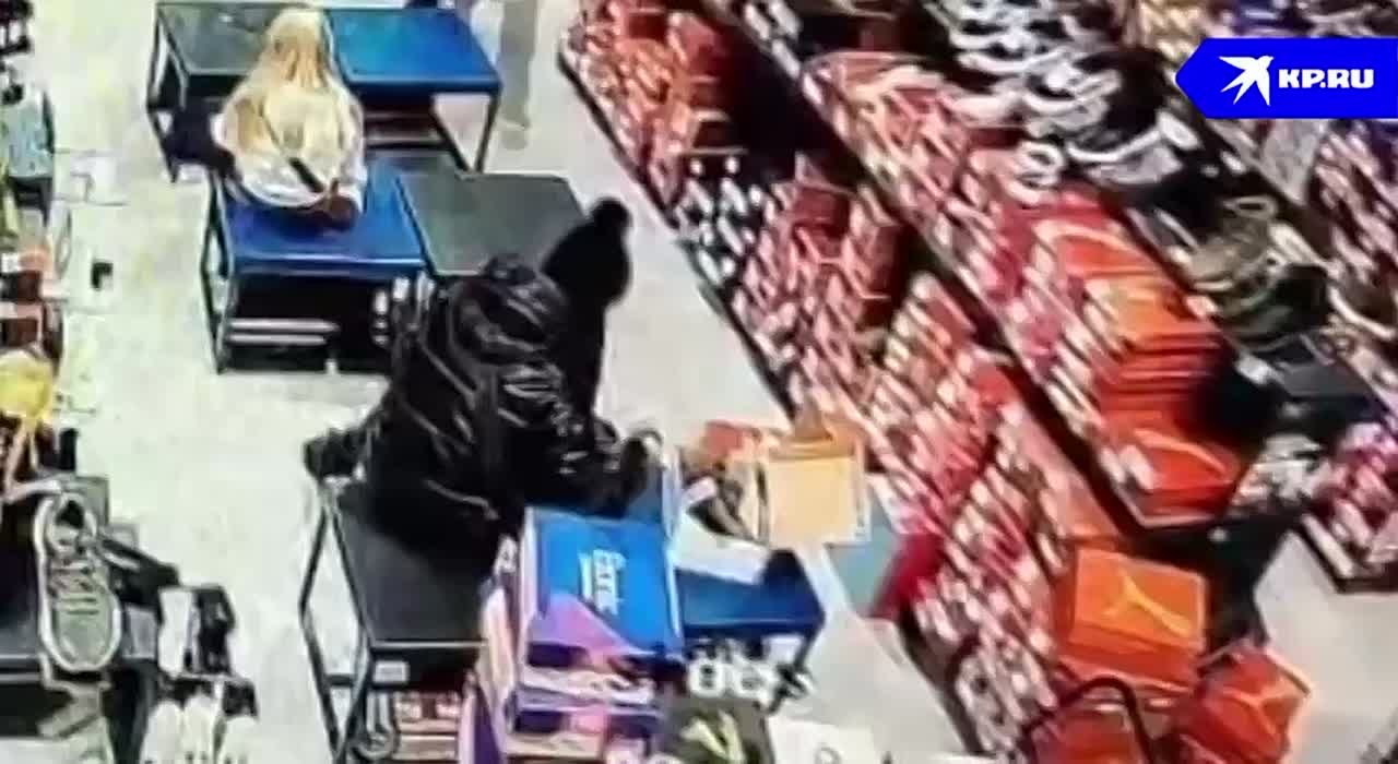 Новосибирец вынес кроссовки из магазина на 16,5 тысяч рублей с помощью сумки с "секретом"