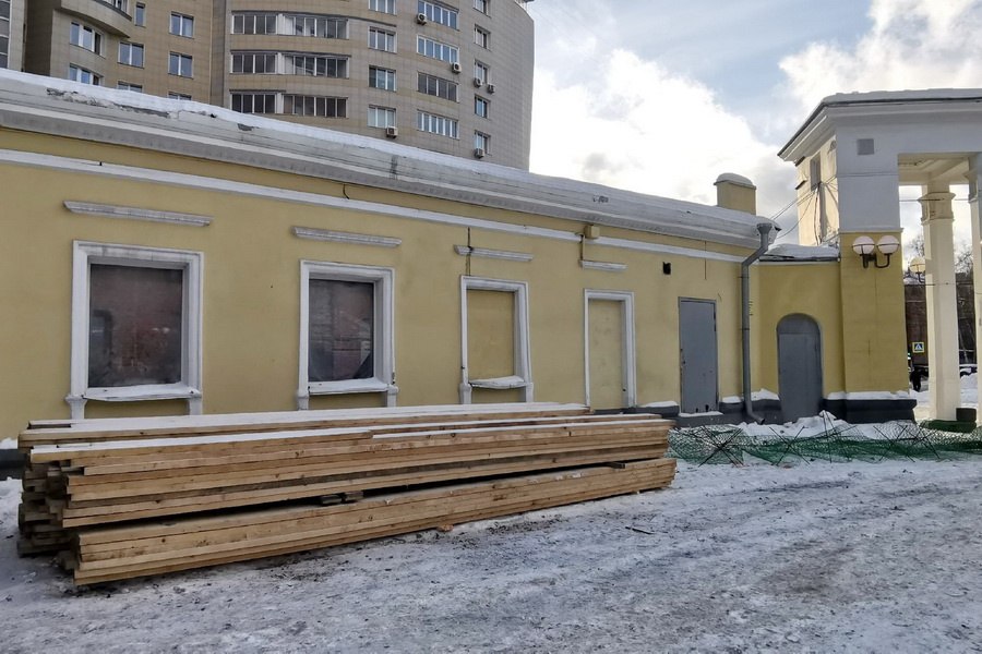 Обветшавший бильярдный клуб реконструируют в Центральном парке Обветшавший бильярдный клуб реконструируют в Центральном парке