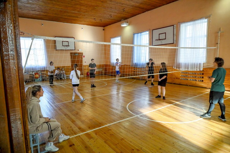 «Так среди высоток и стоит наша крепость»: репортаж из старейшей школы Новосибирска «Так среди высоток и стоит наша крепость»: репортаж из старейшей школы Новосибирска