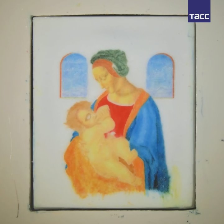 Миниатюрную копию картины «Мадонна Литта» Леонардо да Винчи создал микроминиатюрист из Новосибирска Владимир Анискин