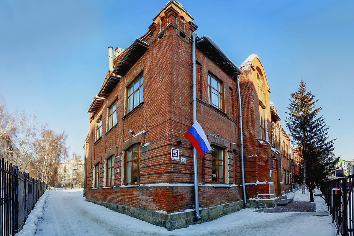 «Так среди высоток и стоит наша крепость»: репортаж из старейшей школы Новосибирска