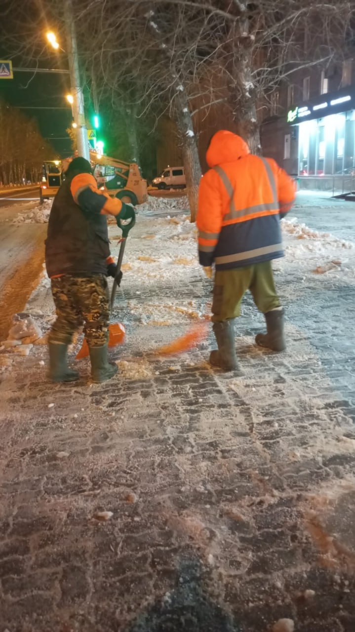 Сотни парковок, заездных карманов и остановок очистили дорожные службы за сутки Сотни парковок, заездных карманов и остановок очистили дорожные службы за сутки