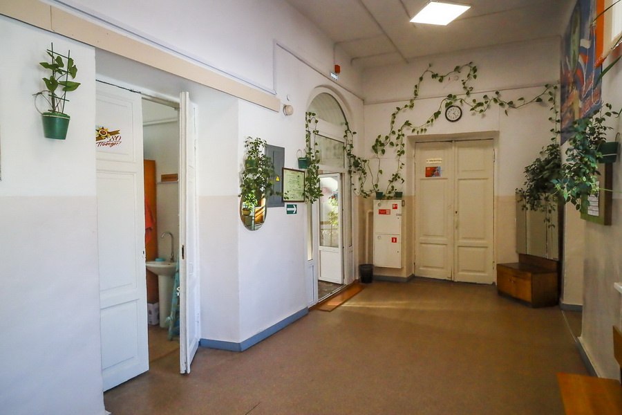 «Так среди высоток и стоит наша крепость»: репортаж из старейшей школы Новосибирска «Так среди высоток и стоит наша крепость»: репортаж из старейшей школы Новосибирска