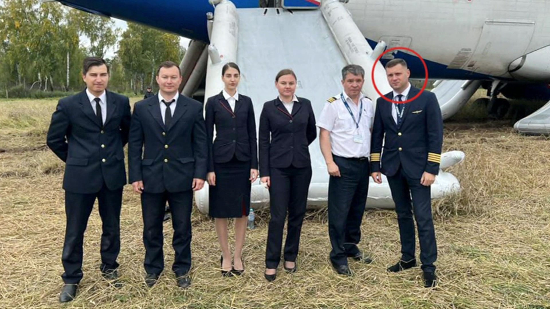 В Омске суд вернул прокурору громкое уголовное дело пилота Сергея Белова — того самого, что посадил аварийно самолет в пшеничном поле под Новосибирском