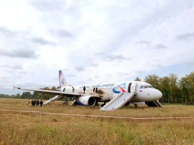 Центральный райсуд Омска вернул прокурору уголовное дело бывшего пилота «Уральских авиалиний» Сергея Белова, посадившего самолет в поле под Новосибирском