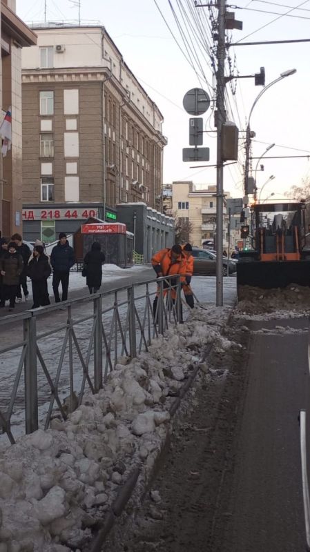 Сотни парковок, заездных карманов и остановок очистили дорожные службы за сутки