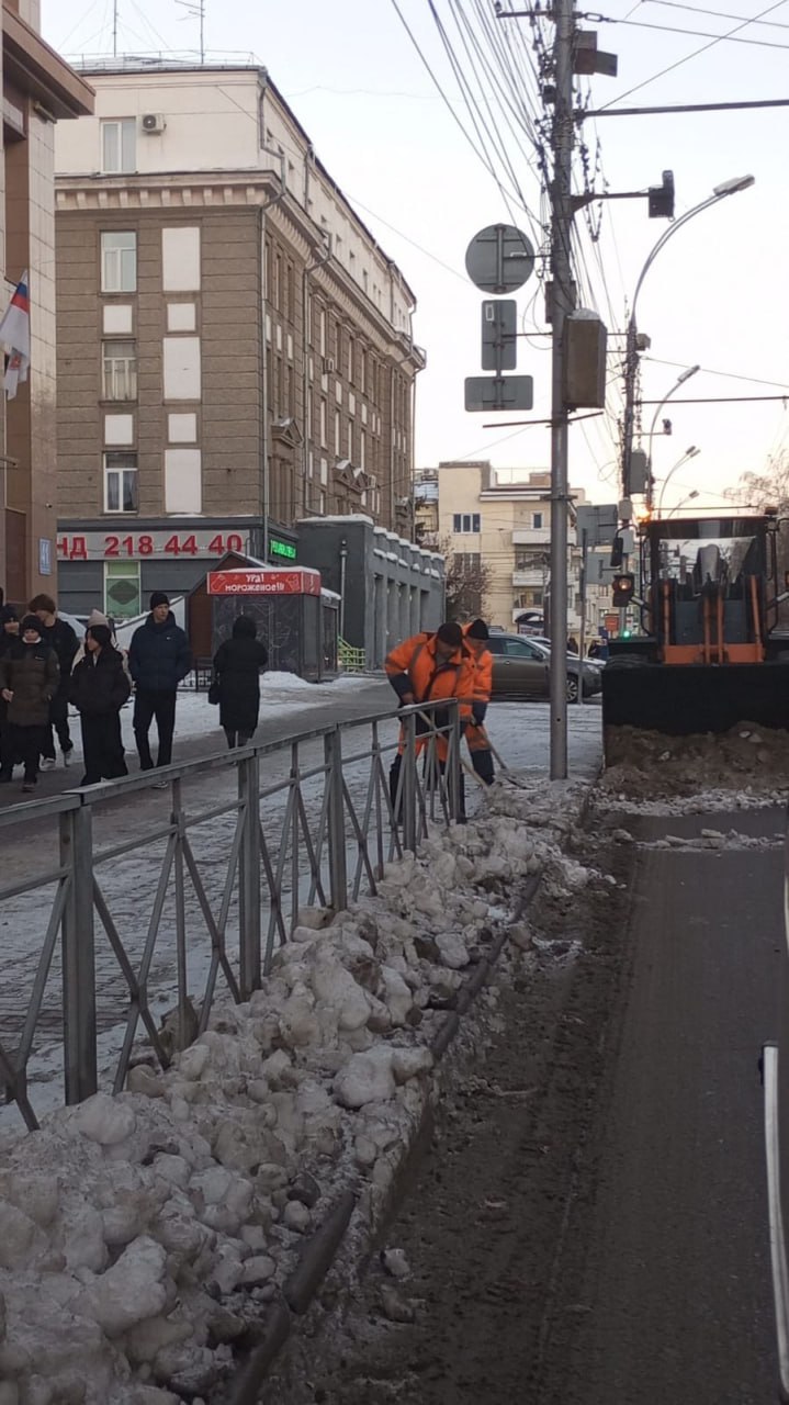 Сотни парковок, заездных карманов и остановок очистили дорожные службы за сутки