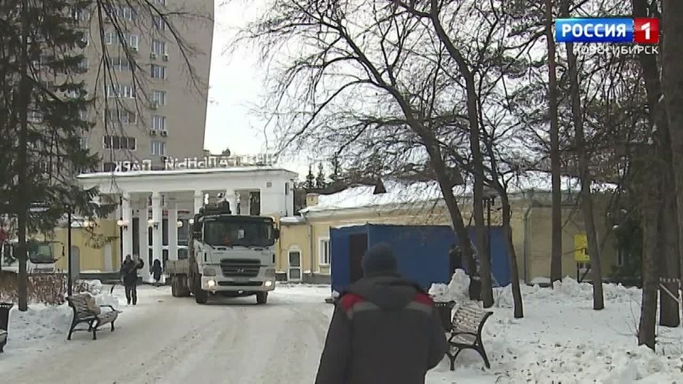 Готовим коньки. В Новосибирских парках и скверах началась подготовка перед заливкой катков