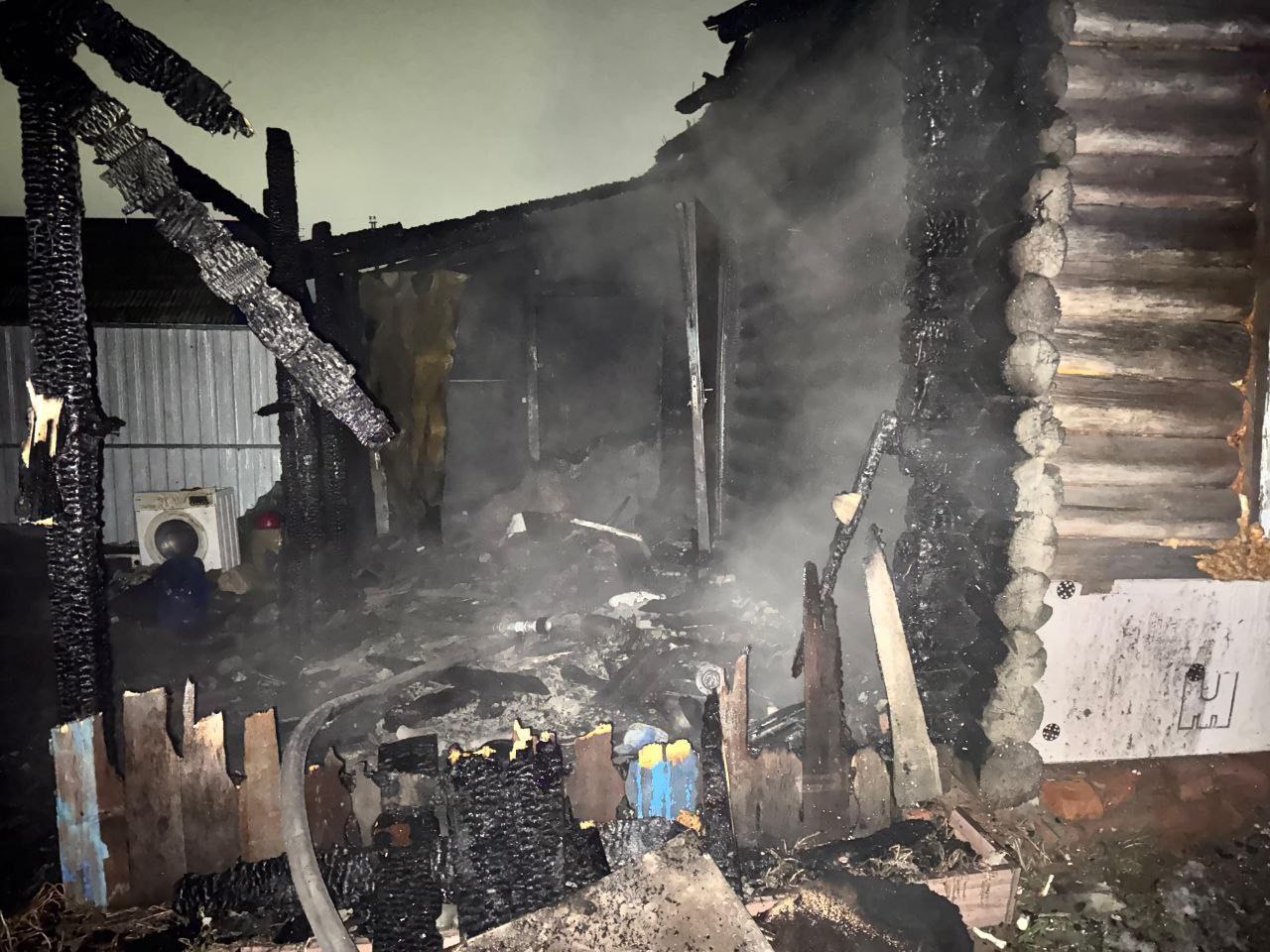 Мужчина пытался убить шестерых человек, в том числе троих детей, поджогом веранды частного дома в Новосибирской области Мужчина пытался убить шестерых человек, в том числе троих детей, поджогом веранды частного дома в Новосибирской области