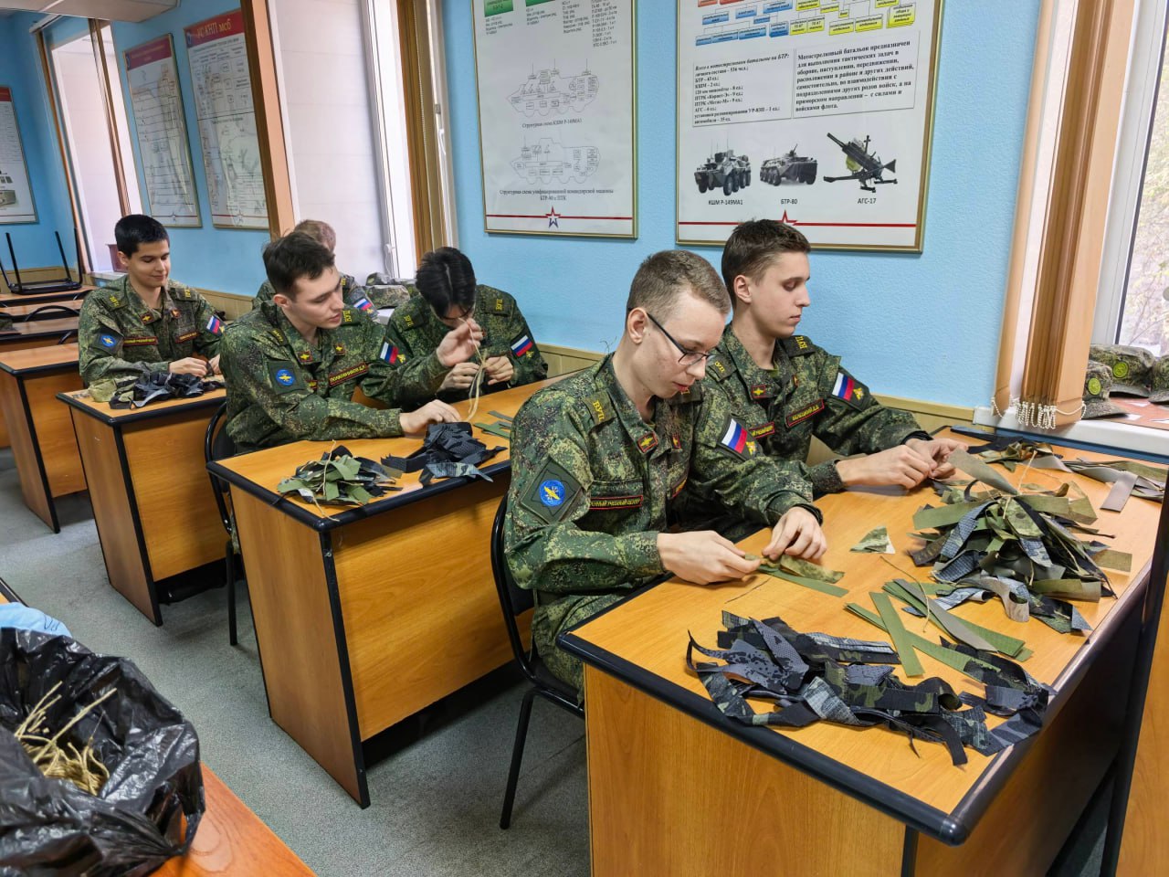 Студенты СибГУТИ изготавливают маскировочные сети