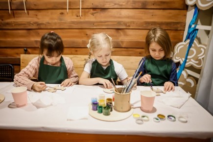 Чудо-фабрика: как в Новосибирске дети создают игрушки на настоящем станке