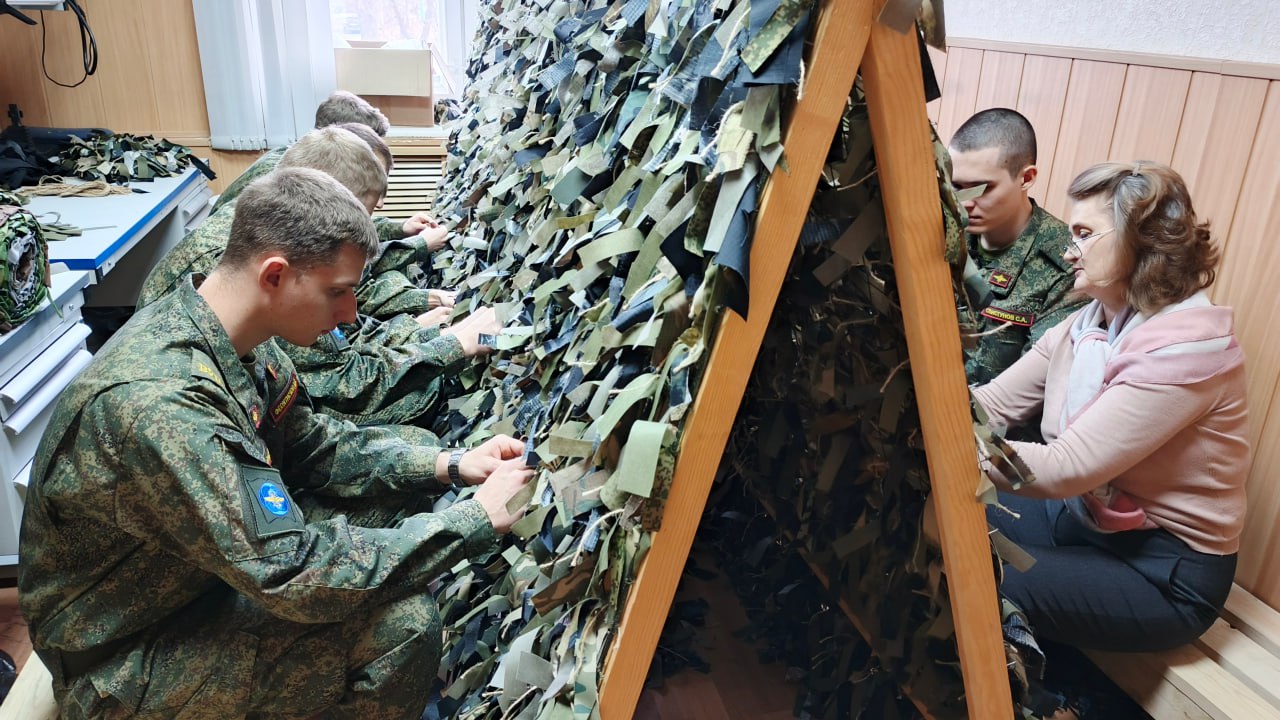 Студенты СибГУТИ изготавливают маскировочные сети Студенты СибГУТИ изготавливают маскировочные сети