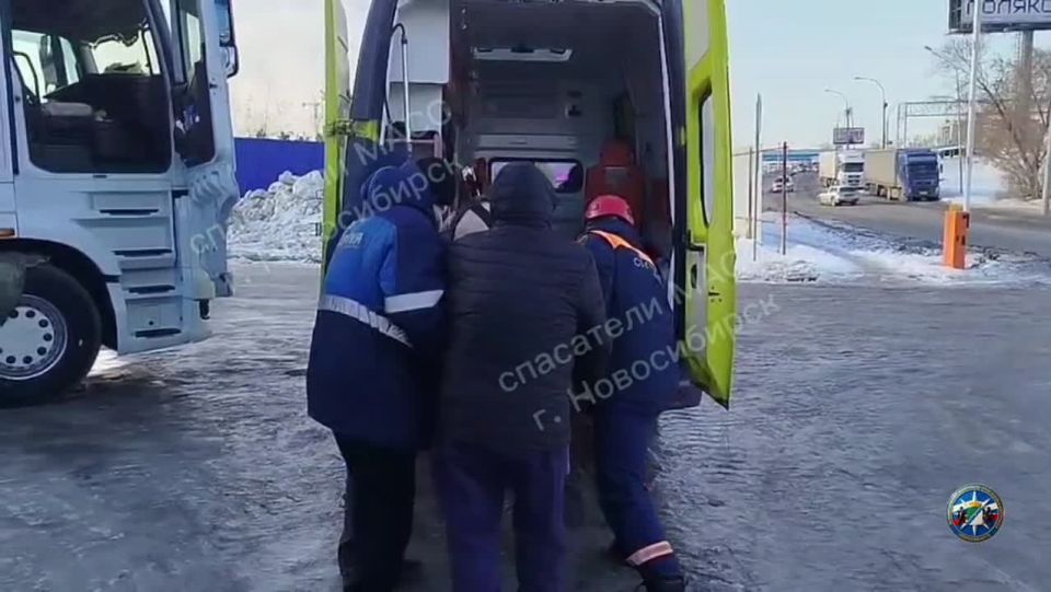 Водителю стало плохо прямо в кабине грузовика в Новосибирске