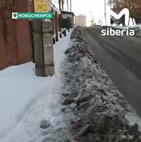Очередной заваленный тротуар в Новосибирске
