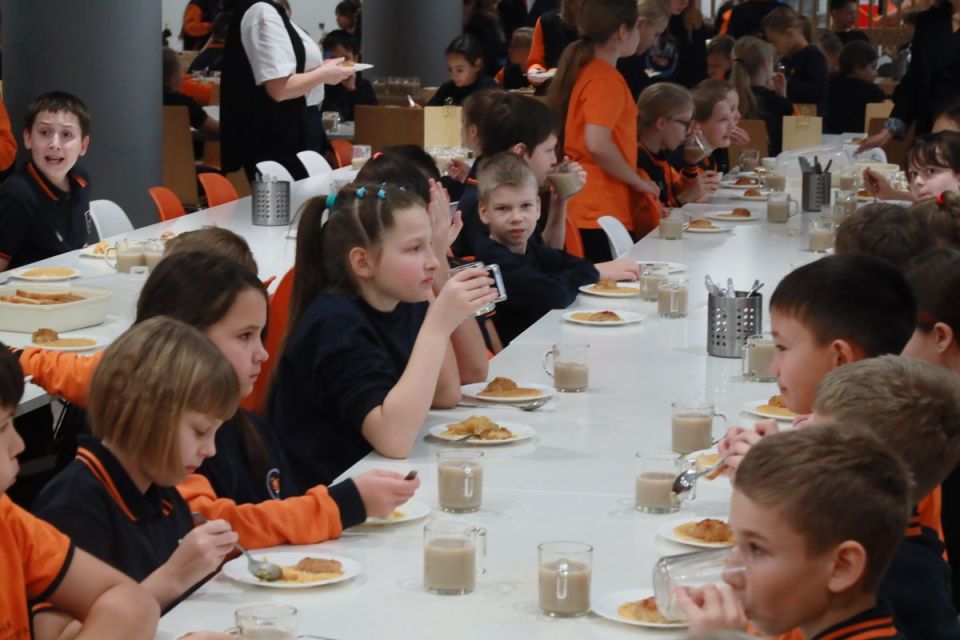 Щи и суворовская каша: как кормят в лучшей школьной столовой Новосибирска