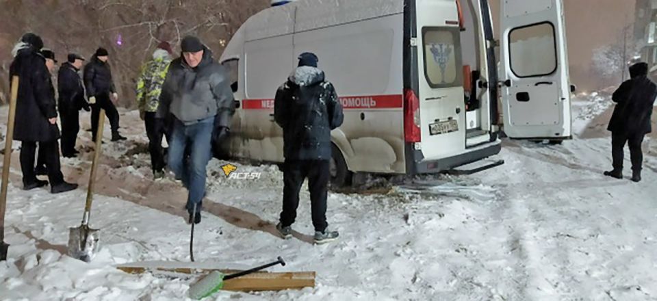 Машина скорой помощи застряла в снегу возле многоэтажки в Новосибирске