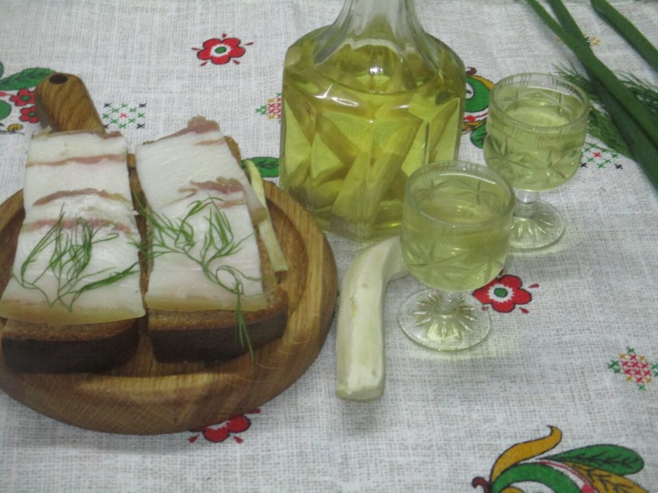 Как всего за неделю сделать ароматную хреновуху