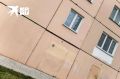 «Птицы вьют там гнезда, все разваливается!»: в Новосибирске жильцы новостроек жалуются на дыры в стенах