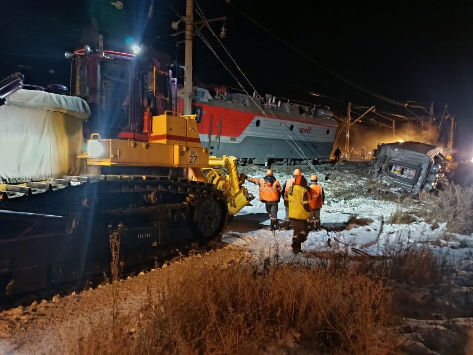 Два поезда, проезжающих через Новосибирск, задержали из-за схода вагонов