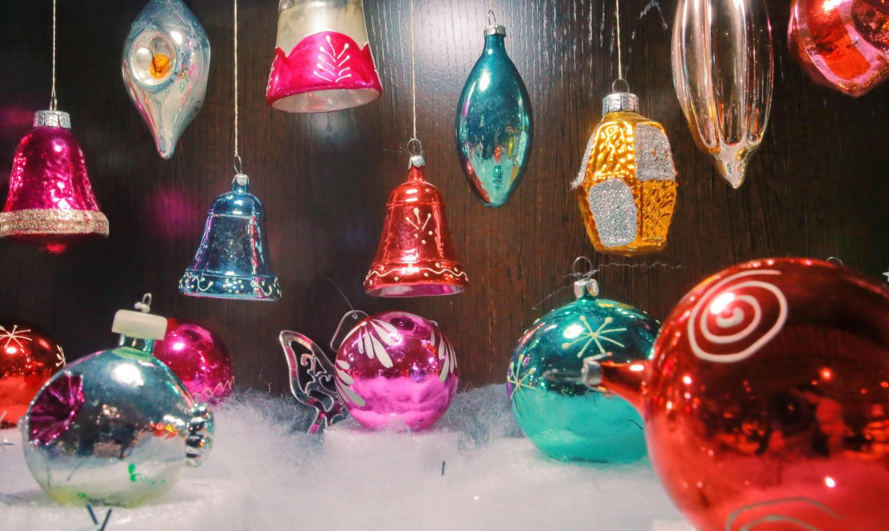 Новосибирцев попросили поделиться с музеем ёлочными игрушками из СССР