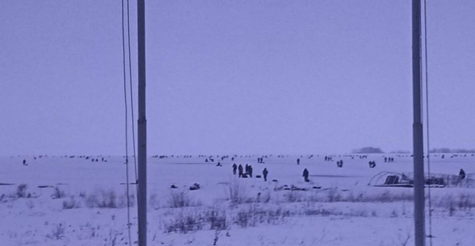 Слабоумие и отвага? Рыбаки массово вышли на лед Обского водохранилища