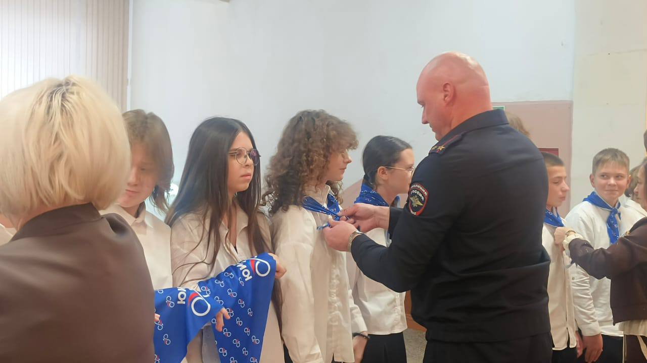 Накануне в средней школе 29 Центрального района г. Новосибирска состоялось торжественное мероприятие - посвящение в юные инспекторы дорожного движения «13 трамвай» Накануне в средней школе 29 Центрального района г. Новосибирска состоялось торжественное мероприятие - посвящение в юные инспекторы дорожного движения «13 трамвай»