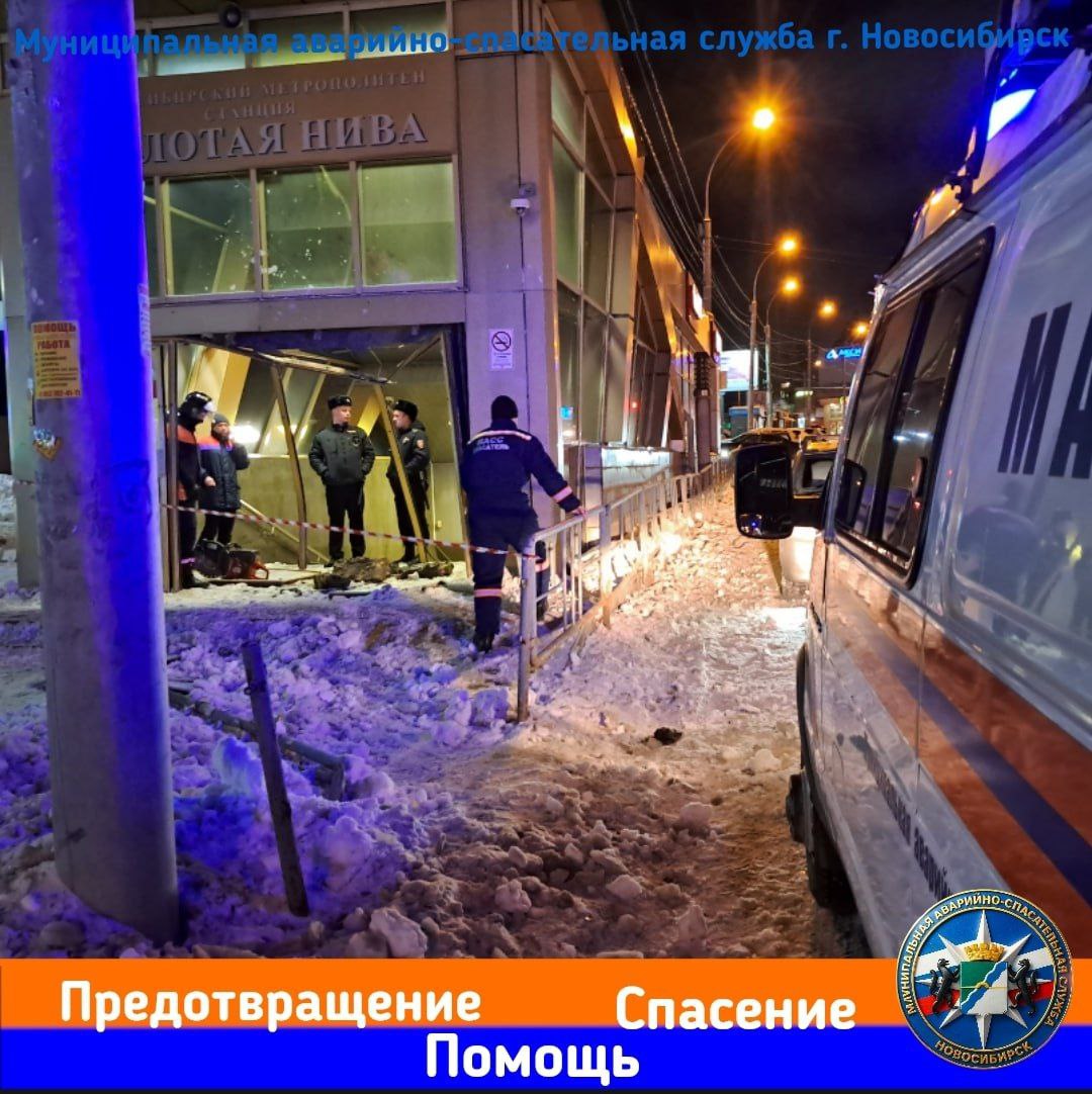 В Новосибирске машина протаранила двери метро и на полной скорости влетела в переход В Новосибирске машина протаранила двери метро и на полной скорости влетела в переход