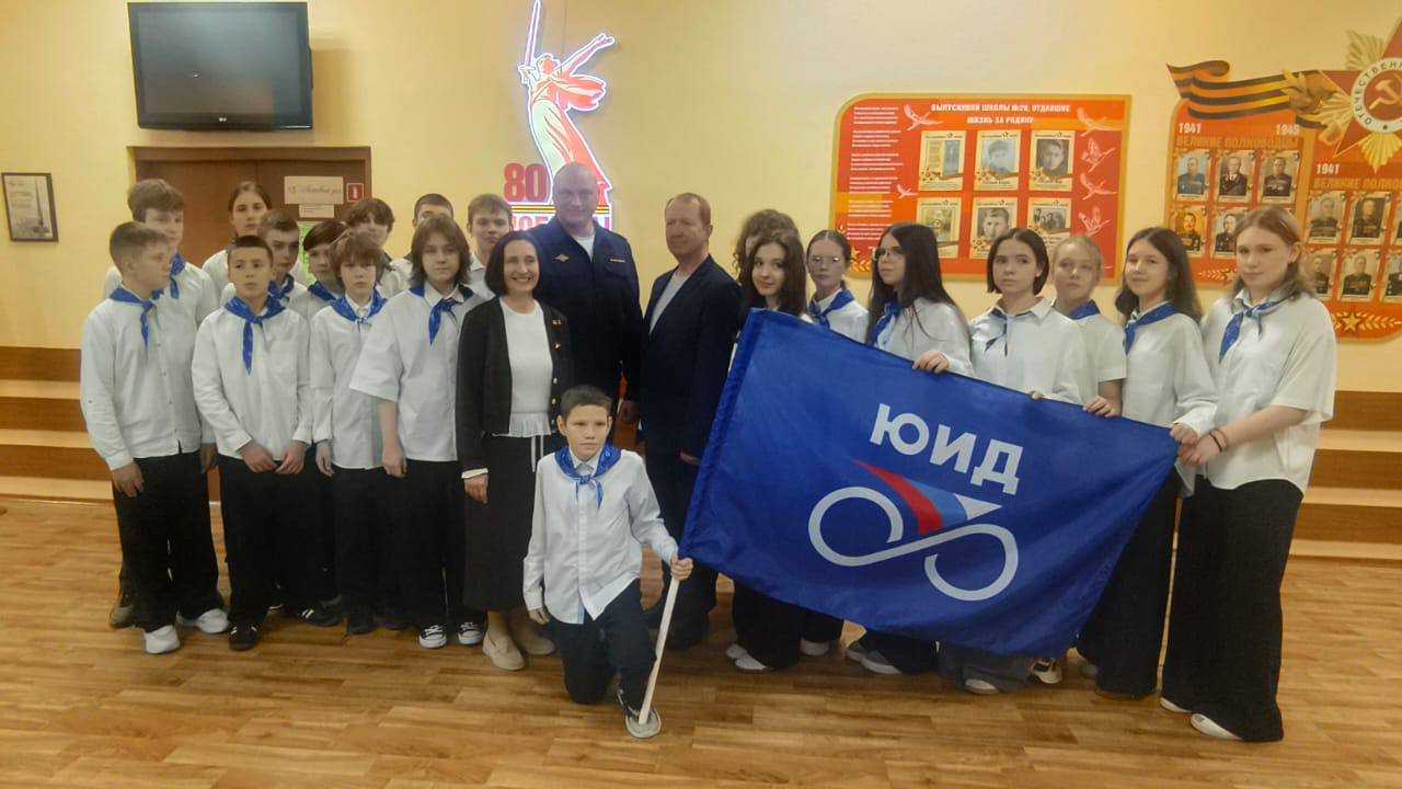 Накануне в средней школе 29 Центрального района г. Новосибирска состоялось торжественное мероприятие - посвящение в юные инспекторы дорожного движения «13 трамвай» Накануне в средней школе 29 Центрального района г. Новосибирска состоялось торжественное мероприятие - посвящение в юные инспекторы дорожного движения «13 трамвай»