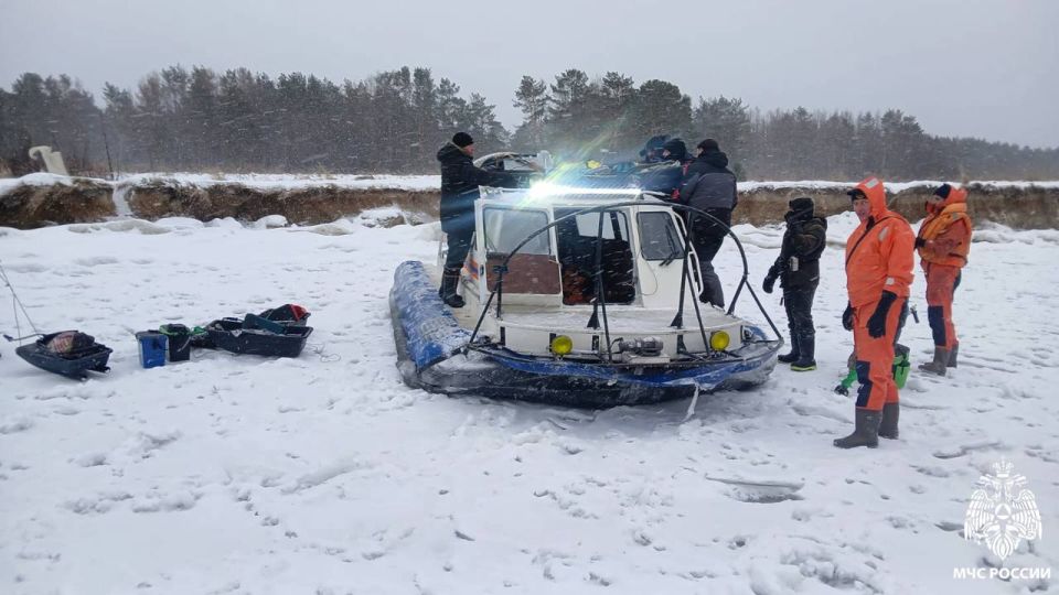 13 рыбаков спасатели сняли с оторвавшейся льдины